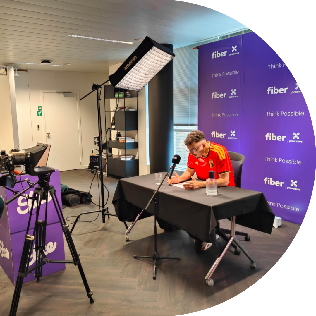 un homme assis à une table avec des microphones